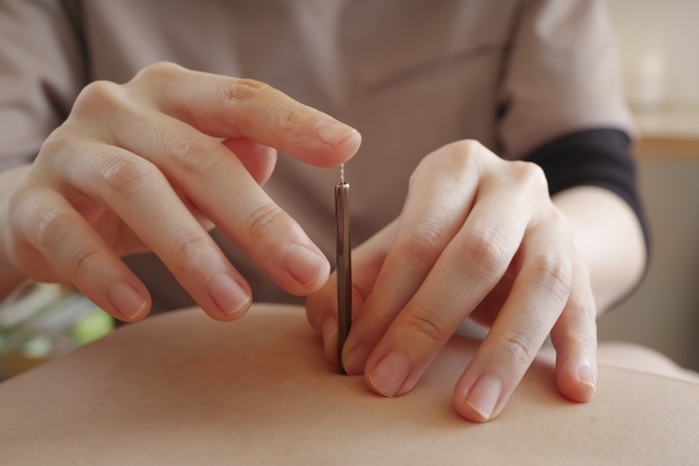 横須賀中央 整体 肩の施術風景