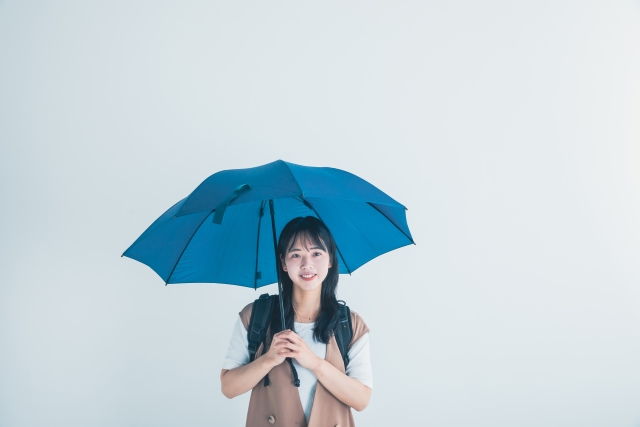 梅雨時期のだるさで悩む様子