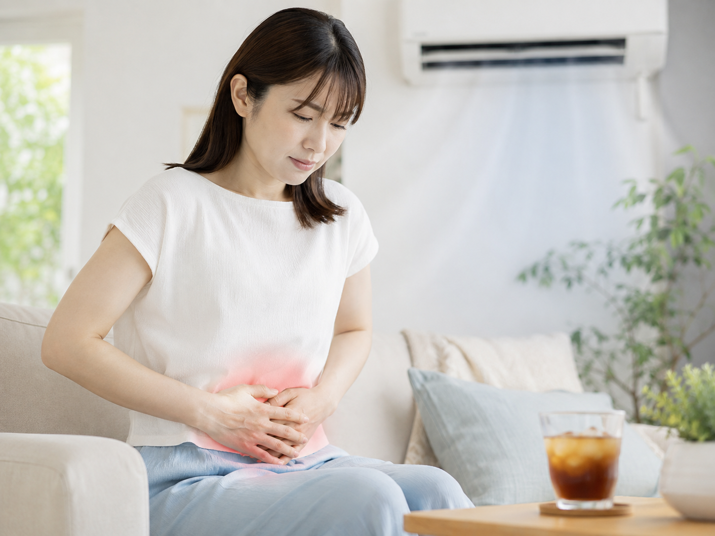 冷房と冷たい飲み物でお腹まわりが冷える夏のイメージ